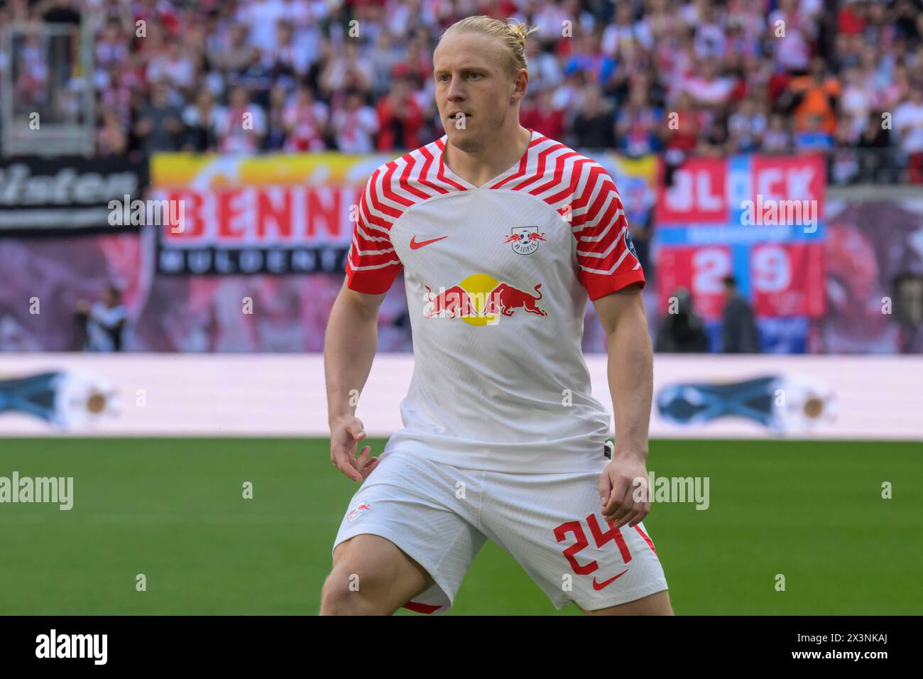 Lipsia, Germania. 27 aprile 2024. Xaver Schlager (RasenBallsport Leipzig, #24), RB Leipzig vs Borussia Dortmund - BVB 09, 1a Bundesliga, calcio, DFB, Bundesliga, 31, stagione 2023/2024, RB Arena, credito: HMB Media/Uwe Koch/Alamy Live News LE NORMATIVE DFB/DFL VIETANO QUALSIASI USO DI FOTOGRAFIE COME SEQUENZE DI IMMAGINI E/O QUASI-VIDEO, 27.04. 2024, crediti: Heiko Becker/Alamy Live News Foto Stock