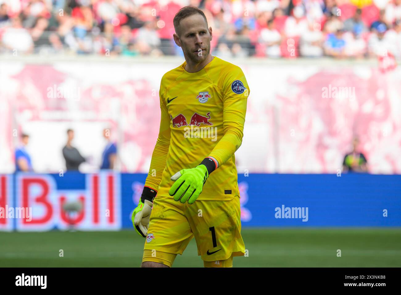 Lipsia, Germania. 27 aprile 2024. Peter Gulacsi (RasenBallsport Leipzig, #01), RB Leipzig vs Borussia Dortmund - BVB 09, 1a Bundesliga, calcio, DFB, Bundesliga, 31, stagione 2023/2024, RB Arena, credito: HMB Media/Uwe Koch/Alamy Live News LE NORMATIVE DFB/DFL VIETANO QUALSIASI USO DI FOTOGRAFIE COME SEQUENZE DI IMMAGINI E/O QUASI-VIDEO, 27.04. 2024, crediti: Heiko Becker/Alamy Live News Foto Stock