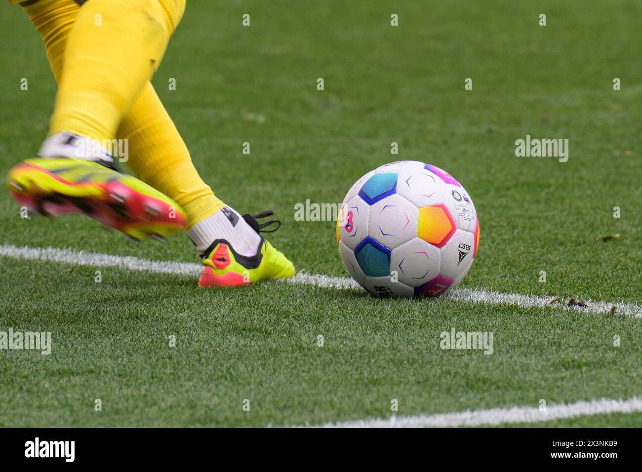 Lipsia, Germania. 27 aprile 2024. Peter Gulacsi (RasenBallsport Leipzig, #01), palla, calcio porta, RB Leipzig vs Borussia Dortmund - BVB 09, 1a Bundesliga, calcio, DFB, Bundesliga, 31, stagione 2023/2024, RB Arena, credito: HMB Media/Uwe Koch/Alamy Live News LE NORMATIVE DFB/DFL VIETANO QUALSIASI USO DI FOTOGRAFIE COME SEQUENZE DI IMMAGINI E/O QUASI-VIDEO, 27.04. 2024, crediti: Heiko Becker/Alamy Live News Foto Stock