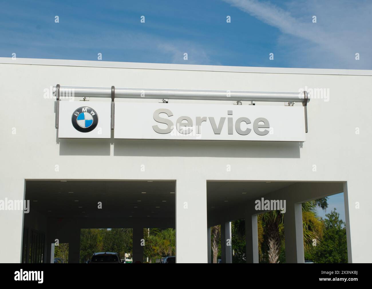 OCALA, FLORIDA - 28 aprile 2024 cartello del centro assistenza con logo BMW presso la concessionaria. Bavaria Motor Works è una multinazionale tedesca produttrice di Foto Stock