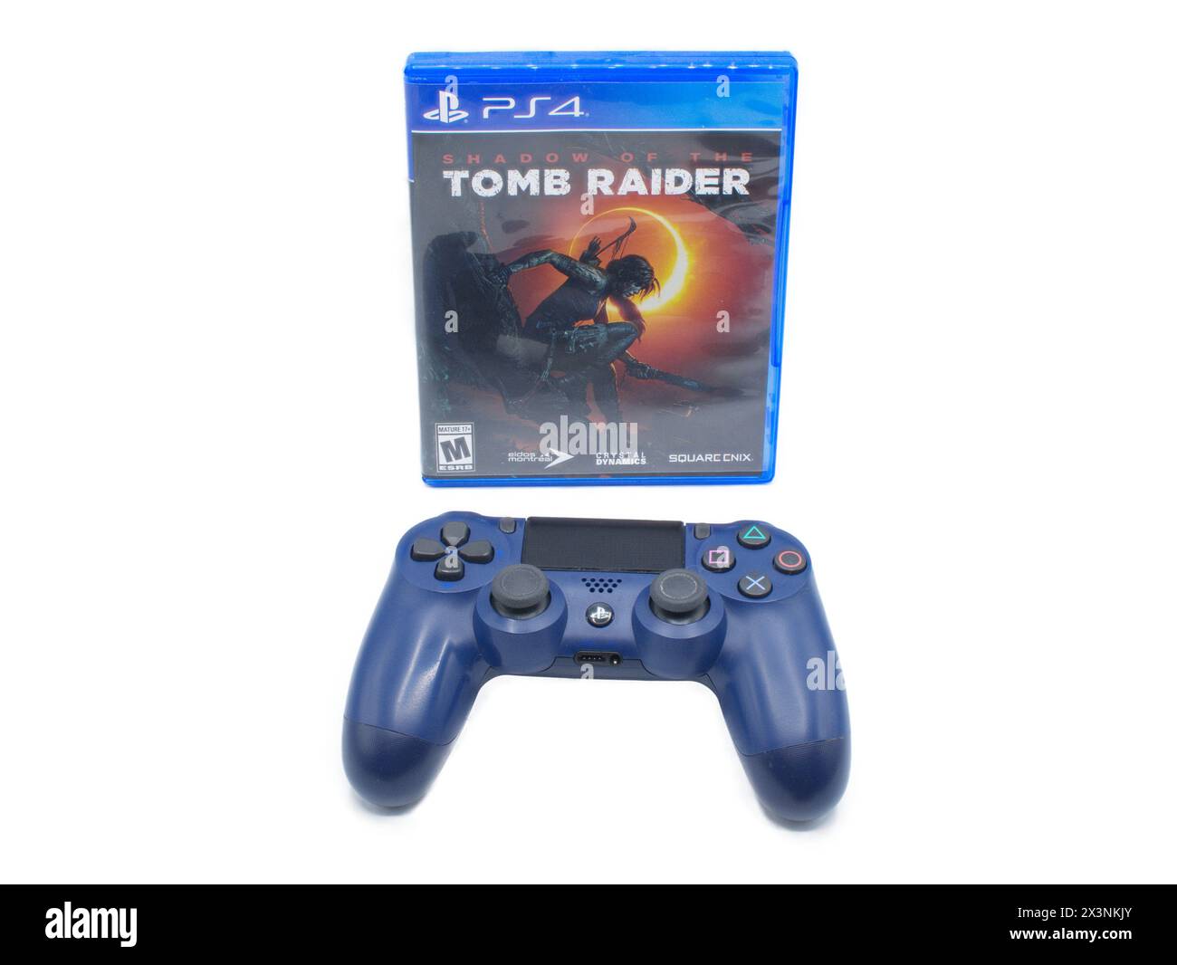 Ocala, FL 4-27-2024 Shadow of the Tomb Raider, videogioco dalle dinamiche cristalline su console Sony PlayStation Four 4 con Lara Croft in copertina isolata su W. Foto Stock