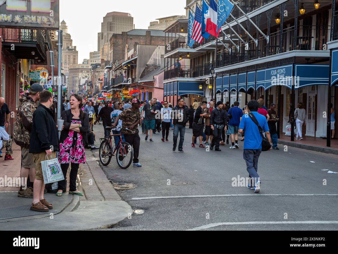 New Orleans, Louisiana. Quartiere francese, scena di Bourbon Street. Foto Stock