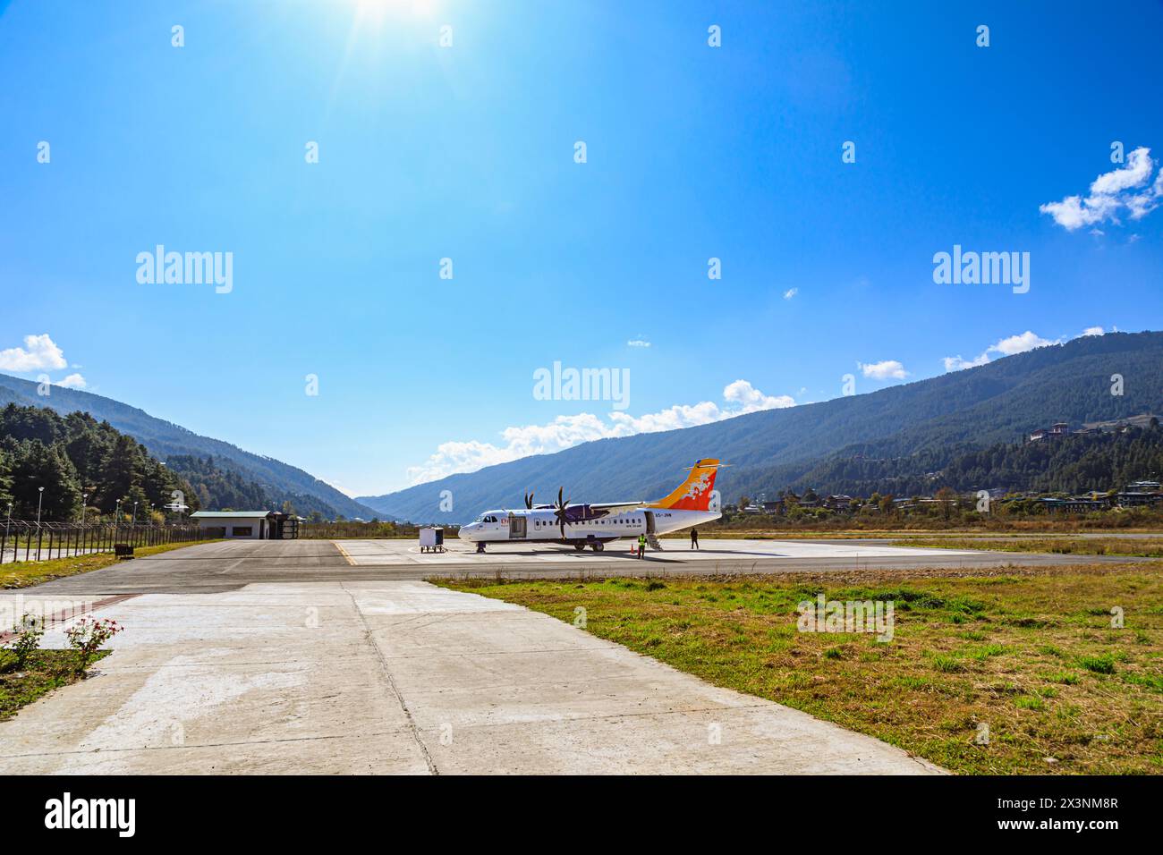 Druk Air Royal Bhutan Airlines ATR 42-600 passeggeri presso Bathpalathang, un aeroporto nazionale bhutanese a Jakar, distretto di Bumthang, Bhutan Foto Stock