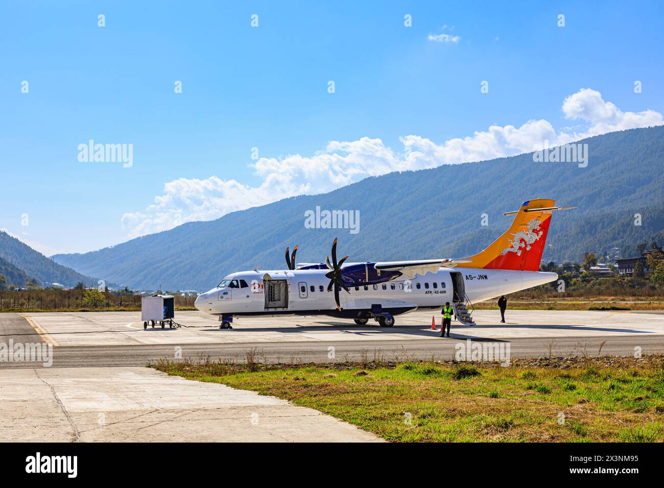 Druk Air Royal Bhutan Airlines ATR 42-600 passeggeri presso Bathpalathang, un aeroporto nazionale bhutanese a Jakar, distretto di Bumthang, Bhutan Foto Stock