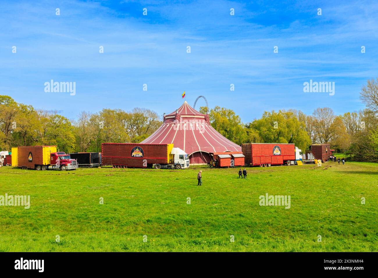 Autocarri e una tradizionale tenda Circus Zyair, situata a Guildford, Surrey, Inghilterra sud-orientale Foto Stock