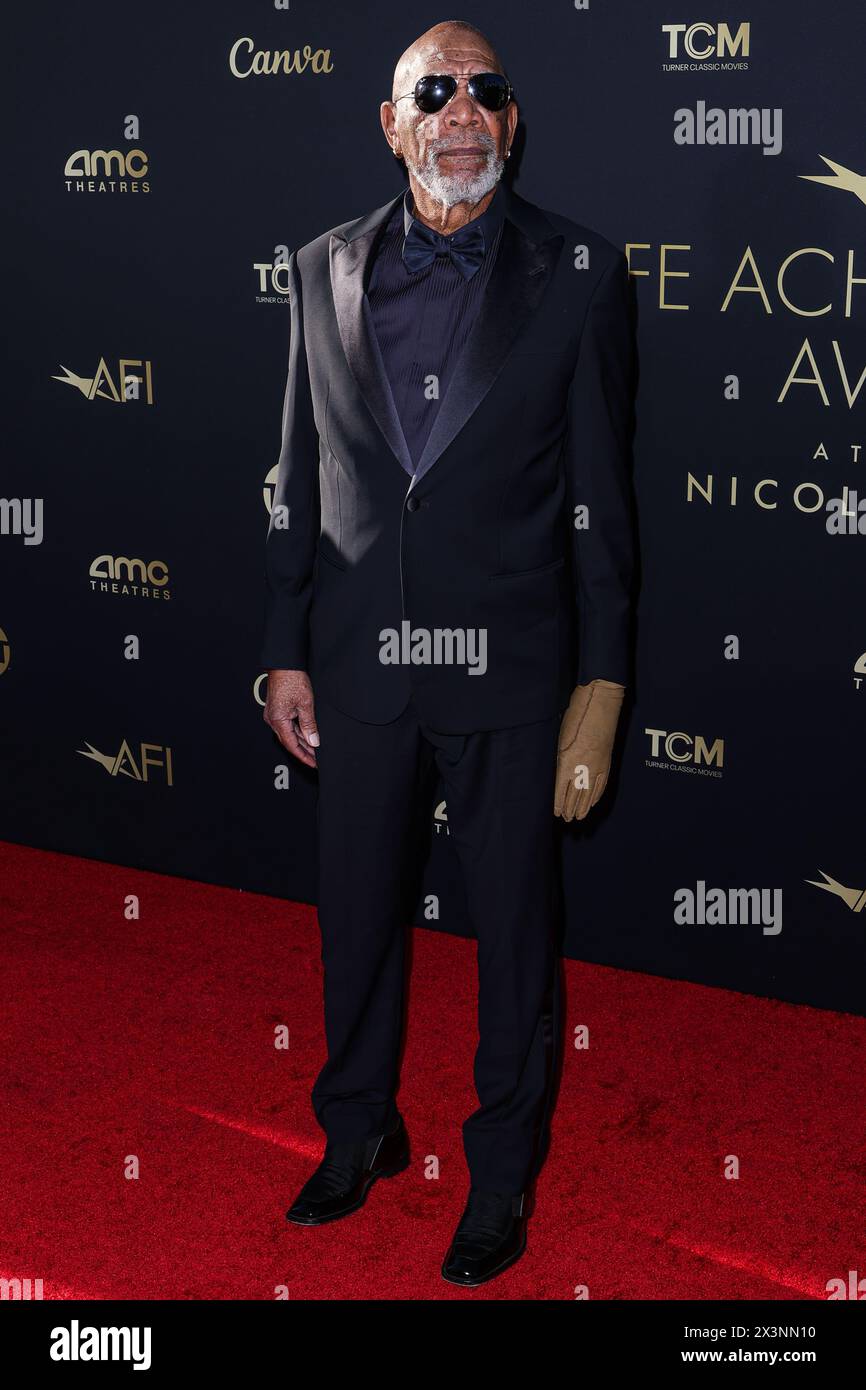 HOLLYWOOD, LOS ANGELES, CALIFORNIA, Stati Uniti d'America - APRILE 27: Morgan Freeman arriva alla 49a edizione dell'AFI (American Film Institute) Lifetime Achievement Award Gala Tribute che celebra Nicole Kidman tenutasi al Dolby Theatre il 27 aprile 2024 a Hollywood, Los Angeles, California, Stati Uniti. (Foto di Xavier Collin/Image Press Agency) Foto Stock