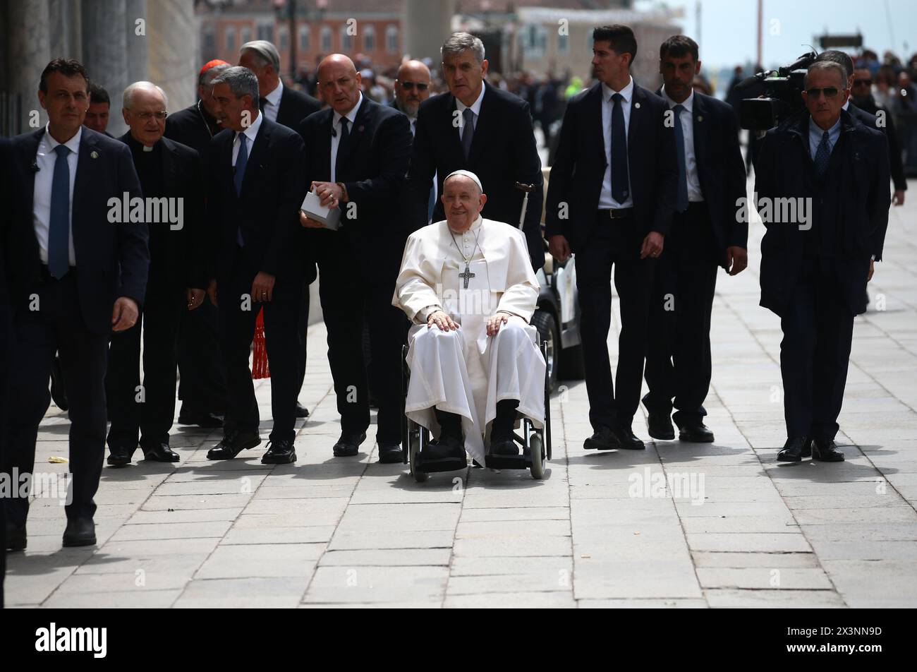 Venezia, Italia. 28 aprile 2024. Domenica 28 aprile 2024 Papa Francesco visiterà la Chiesa di Venezia e, dopo alcune soste significative (presso il carcere della Giudecca e a salute), il momento culminante sarà la celebrazione eucaristica che si terrà in Piazza S. Marco alle 11.00. Credito: Agenzia fotografica indipendente/Alamy Live News Foto Stock