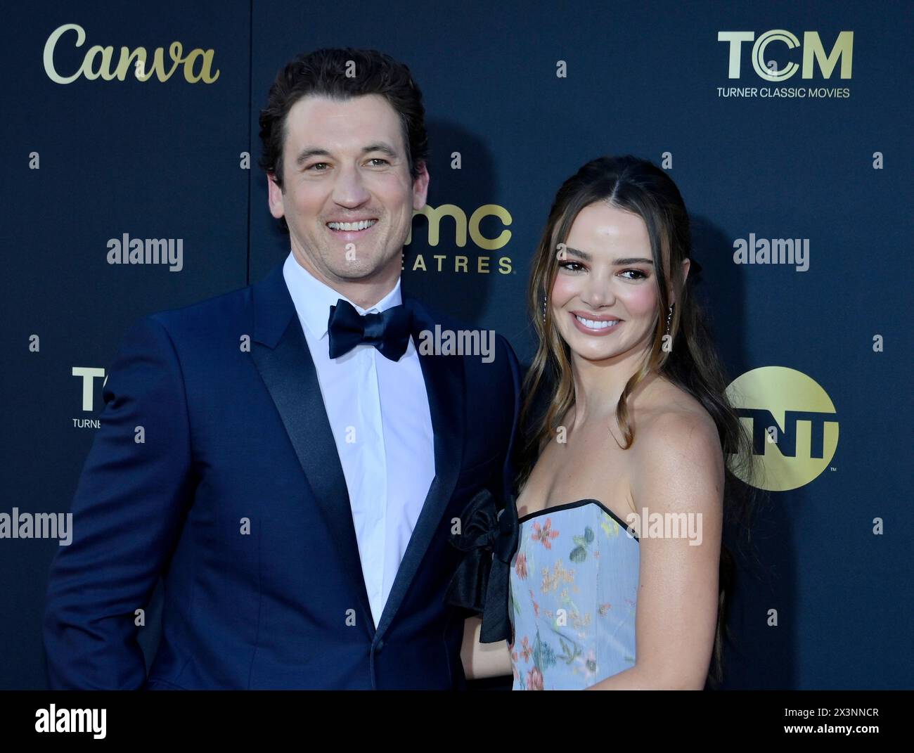 Los Angeles, Stati Uniti. 27 aprile 2024. Miles Teller (L) e Keleigh Sperry Teller partecipano al 49° gala tributo all'AFI Lifetime Achievement Award in onore di Nicole Kidman al Dolby Theatre nella sezione Hollywood di Los Angeles sabato 27 aprile 2024. Foto di Jim Ruymen/UPI credito: UPI/Alamy Live News Foto Stock