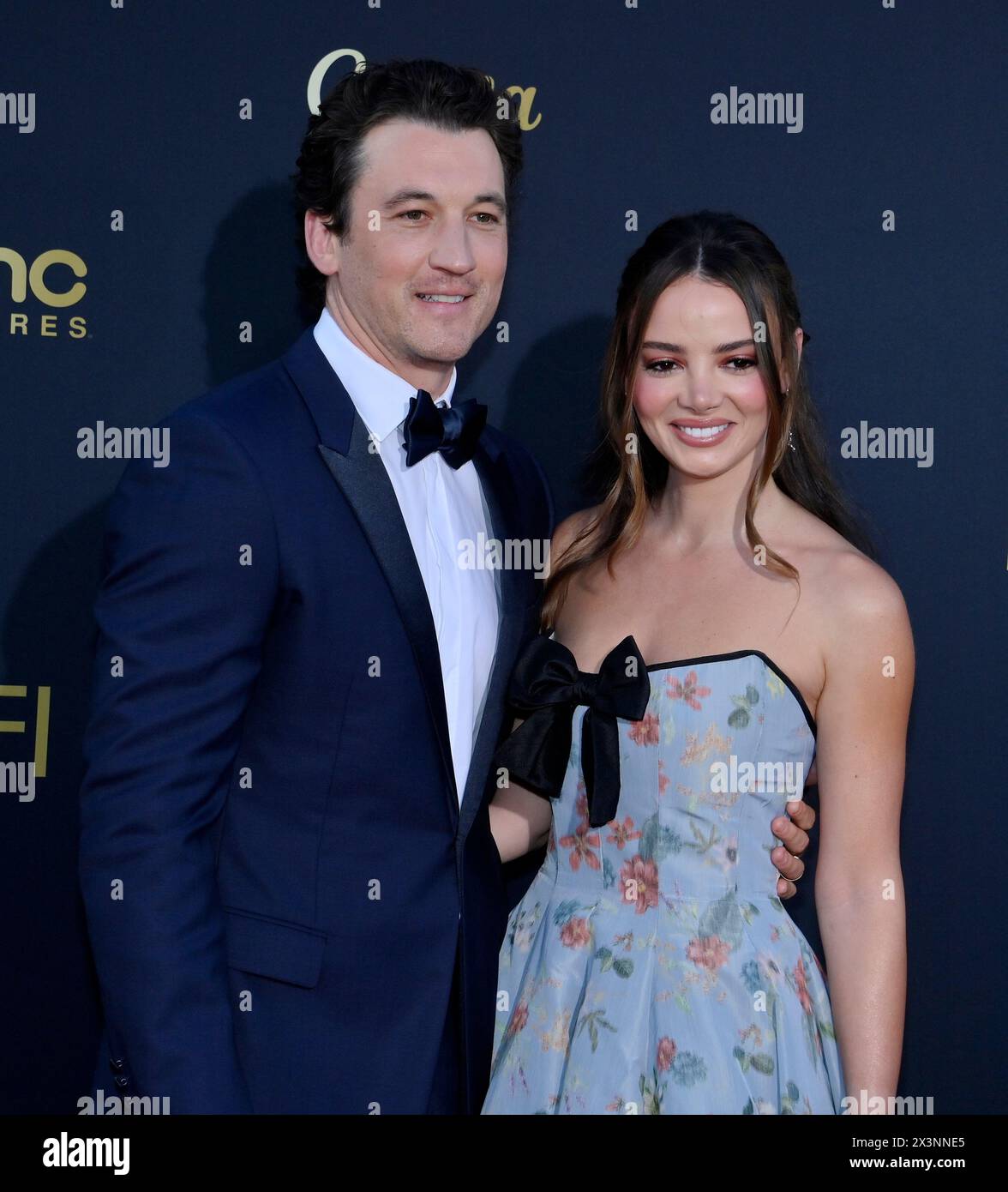 Los Angeles, Stati Uniti. 27 aprile 2024. Miles Teller (L) e Keleigh Sperry Teller partecipano al 49° gala tributo all'AFI Lifetime Achievement Award in onore di Nicole Kidman al Dolby Theatre nella sezione Hollywood di Los Angeles sabato 27 aprile 2024. Foto di Jim Ruymen/UPI credito: UPI/Alamy Live News Foto Stock