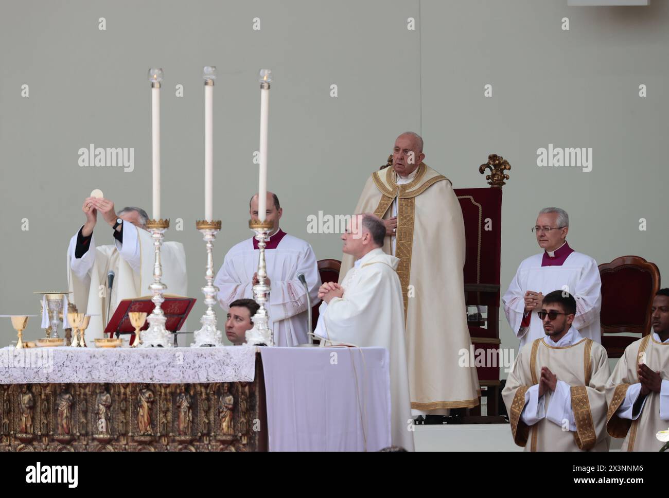 Venezia, Italia. 28 aprile 2024. Domenica 28 aprile 2024 Papa Francesco visiterà la Chiesa di Venezia e, dopo alcune soste significative (presso il carcere della Giudecca e a salute), il momento culminante sarà la celebrazione eucaristica che si terrà in Piazza S. Marco alle 11.00. Credito: Agenzia fotografica indipendente/Alamy Live News Foto Stock