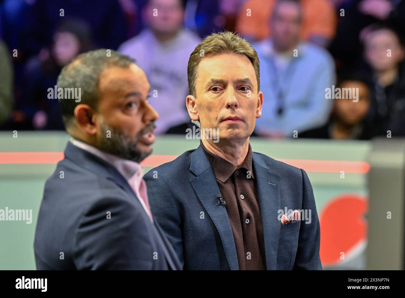 Ken Doherty campione del mondo 1997 parla con la BBC in vista dei Campionati del mondo di Cazoo 2024 al Crucible Theatre, Sheffield, Regno Unito, 28 aprile 2024 (foto di Cody Froggatt/News Images) Foto Stock