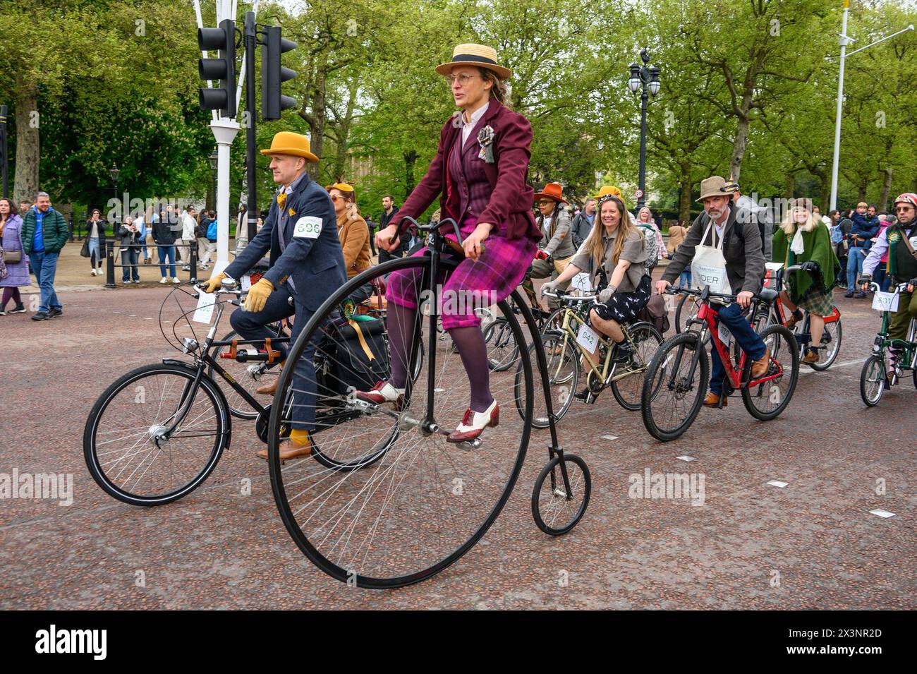 Londra, Regno Unito. The Tweed Run 2024. Giro in bicicletta annuale attraverso il centro di Londra con appassionati di biciclette vintage e abbigliamento vintage. Cavalieri io Foto Stock