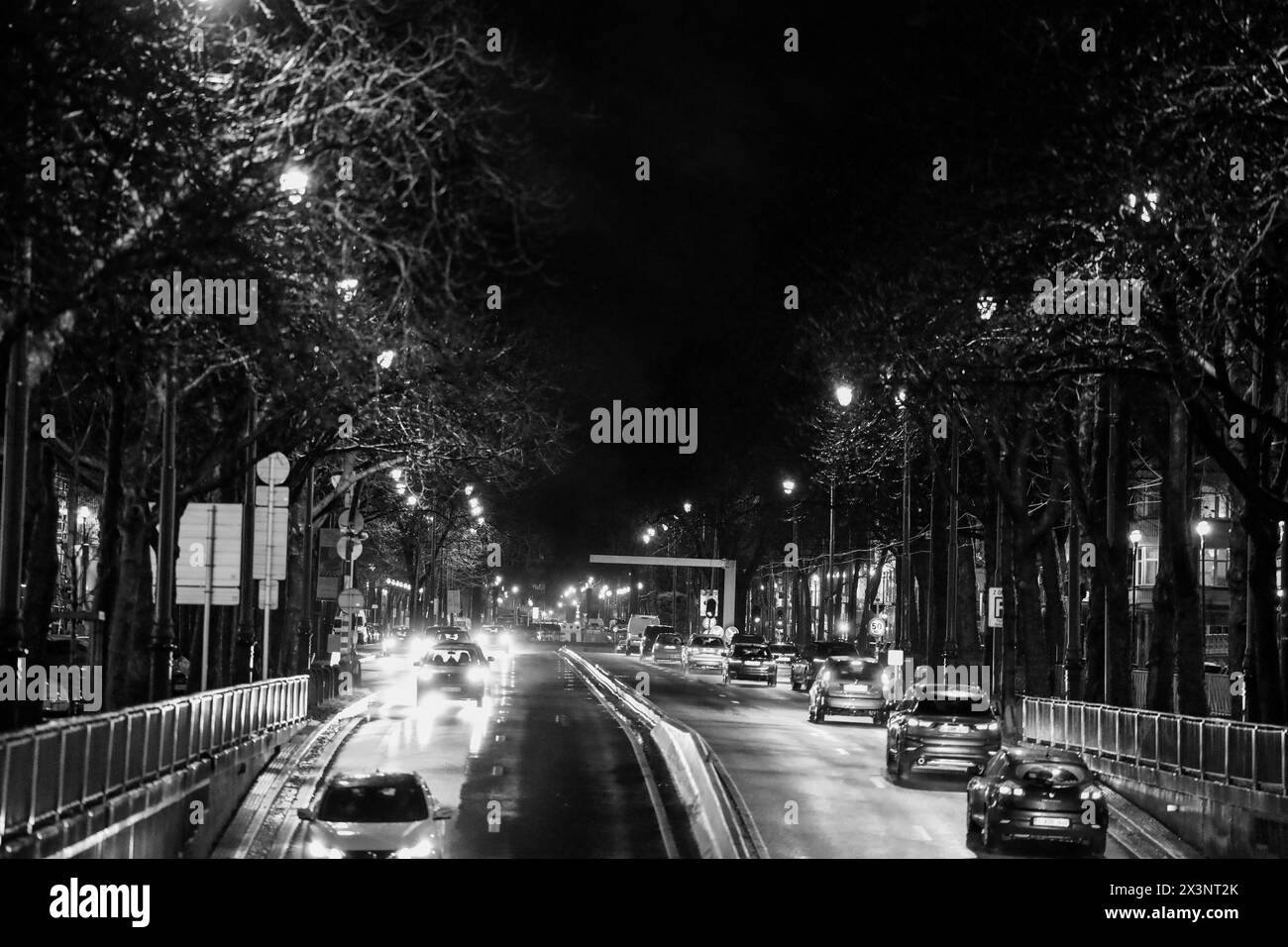 Traffico notturno a Bruxelles in Avenue Louise. Foto Stock
