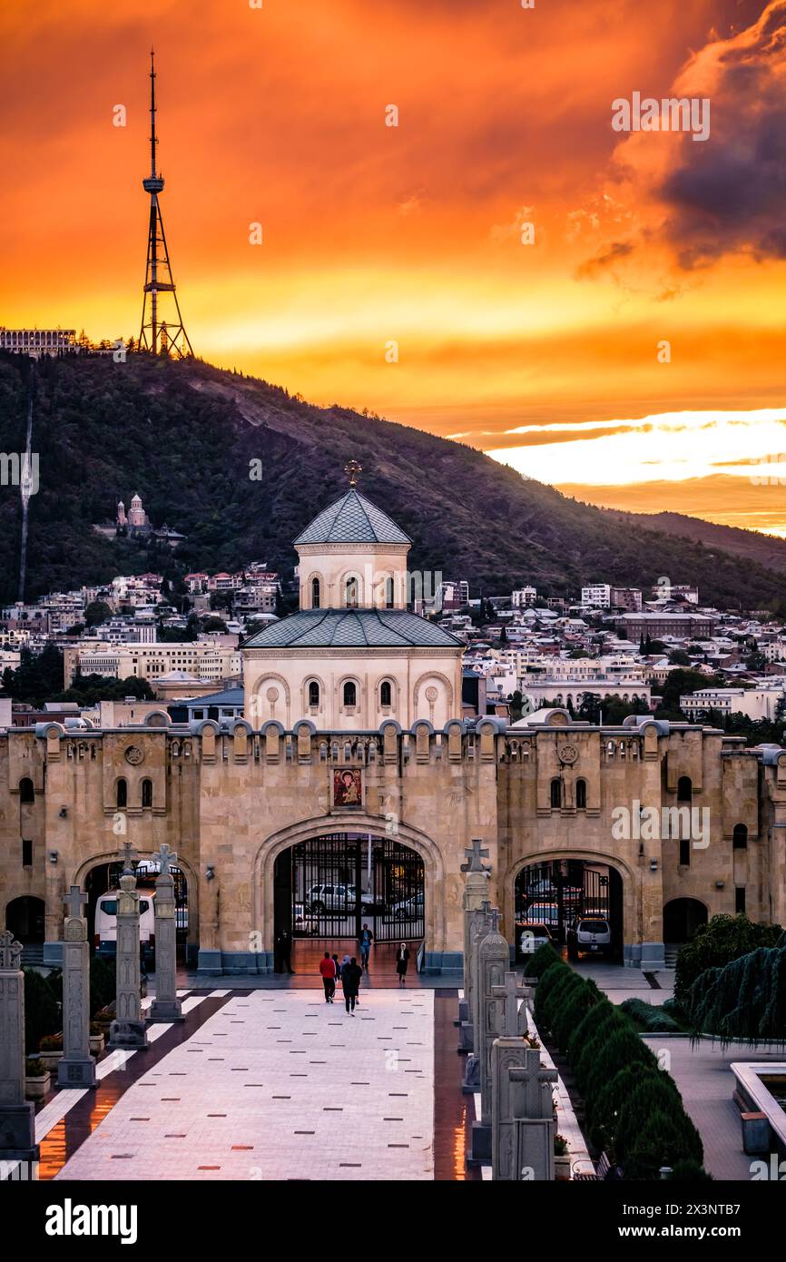 Cielo al tramonto dopo la tempesta sulla torre della televisione di Tbilisi in Georgia Foto Stock