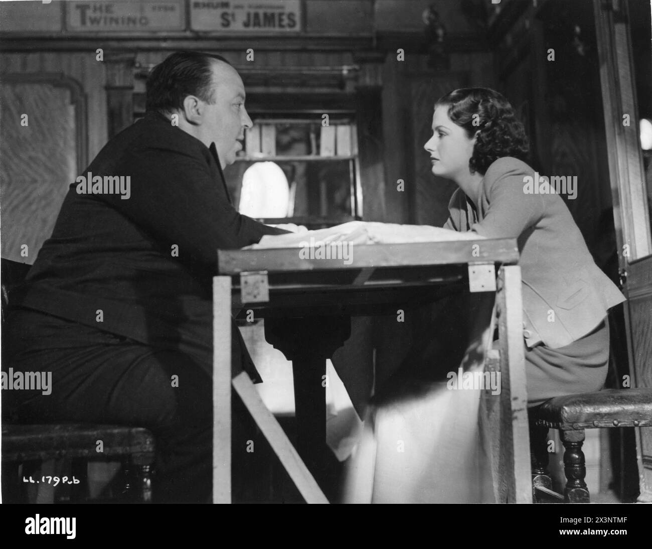 Il regista ALFRED HITCHCOCK e MARGARET LOCKWOOD sul set degli Islington Studios durante le riprese di THE LADY VANISHES 1938 Story ETHEL LINA sceneggiatura BIANCA FRANK LAUNDER e SIDNEY GILLIAT Gainsborough Studios / Metro Goldwyn Mayer Foto Stock