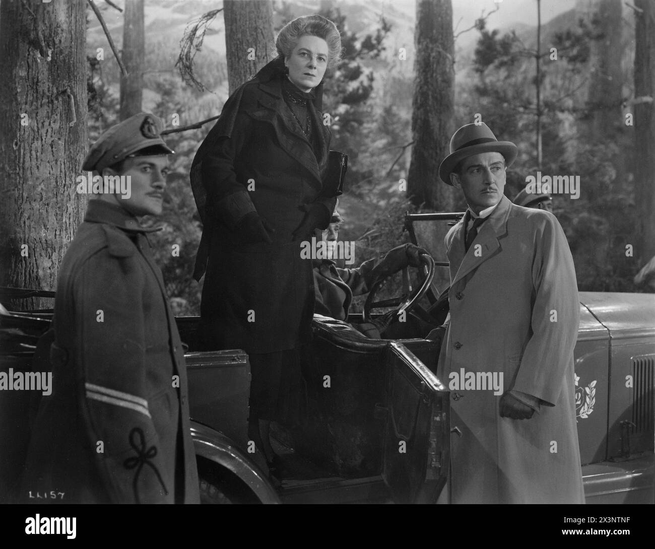 MARY CLARE e PAUL LUKAS in una scena di THE LADY VANISHES 1938 regista ALFRED HITCHCOCK Story ETHEL LINA WHITE Screenplay FRANK LAUNDER e SIDNEY GILLIAT Gainsborough Pictures / Metro Goldwyn Mayer Foto Stock