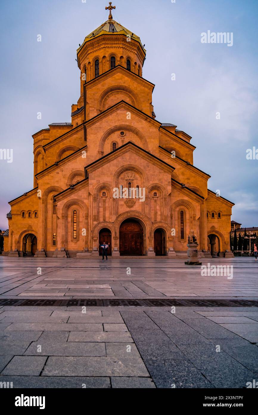 Tramonto e ora dorata sulla cattedrale di Sameba a Tbilisi (Georgia) Foto Stock