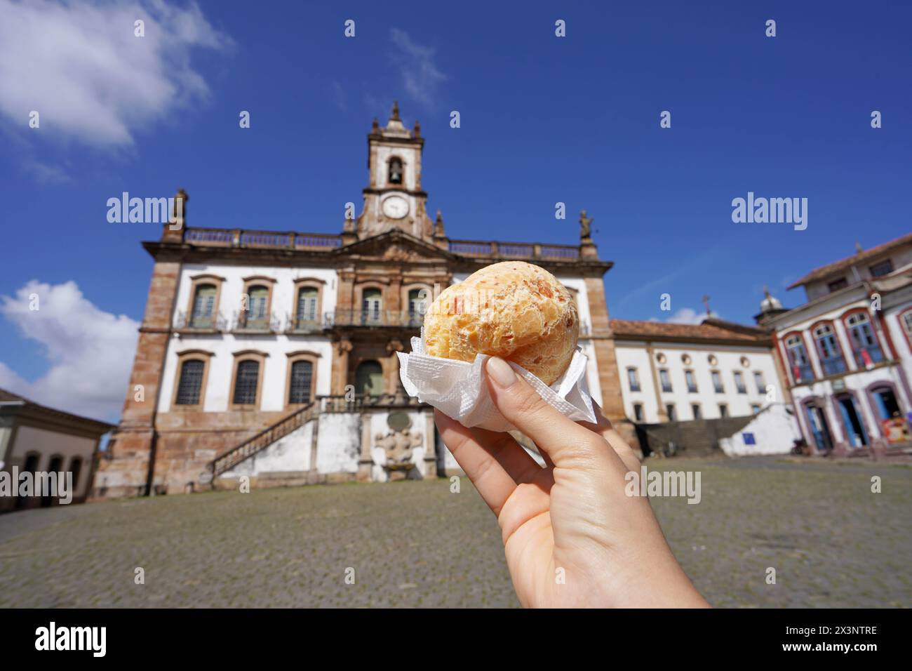 Pao de queijo (panino di formaggio brasiliano) in Piazza Tiradentes, Ouro Preto, Minas Gerais, Brasile, la città è patrimonio dell'umanità dell'UNESCO Foto Stock