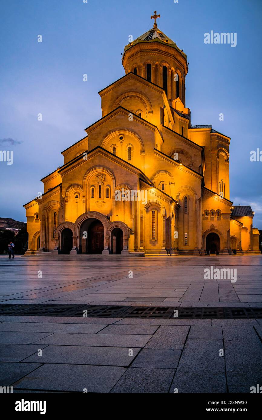Tramonto e ora dorata sulla cattedrale di Sameba a Tbilisi (Georgia) Foto Stock
