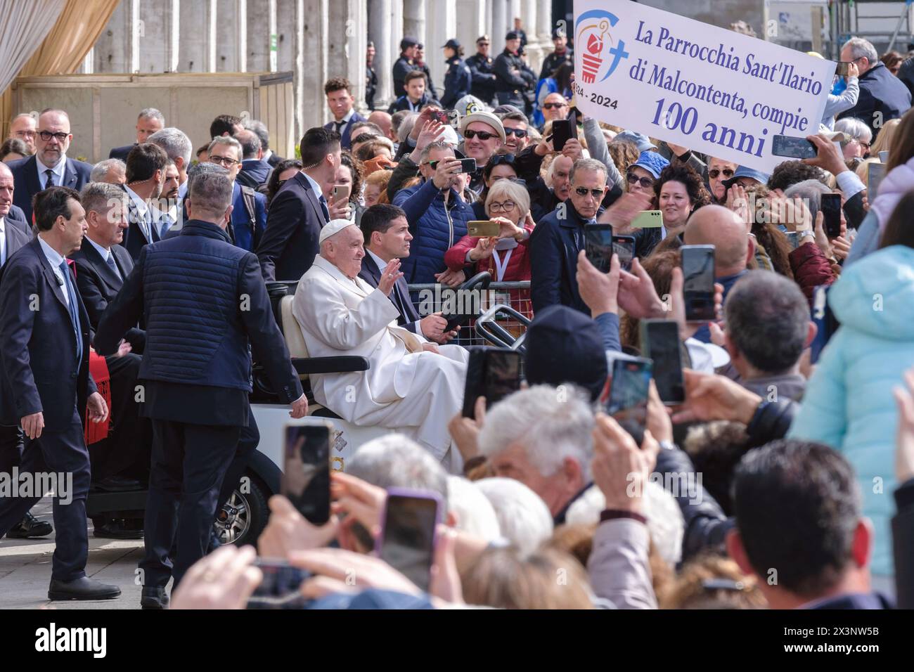VENEZIA, ITALIA - APRILE 28: Papa Francesco saluta la folla riunita in Piazza San Marco mentre attraversa la piazza su un'auto elettrica il 28 aprile 2024 a Venezia. Dopo aver visitato il Padiglione Vaticano nel carcere femminile della Giudecca, Papa Francesco incontra le fedeli per la domenica Santa messa in Piazza San Marco credito: Zanon Luca/Alamy Live News Foto Stock