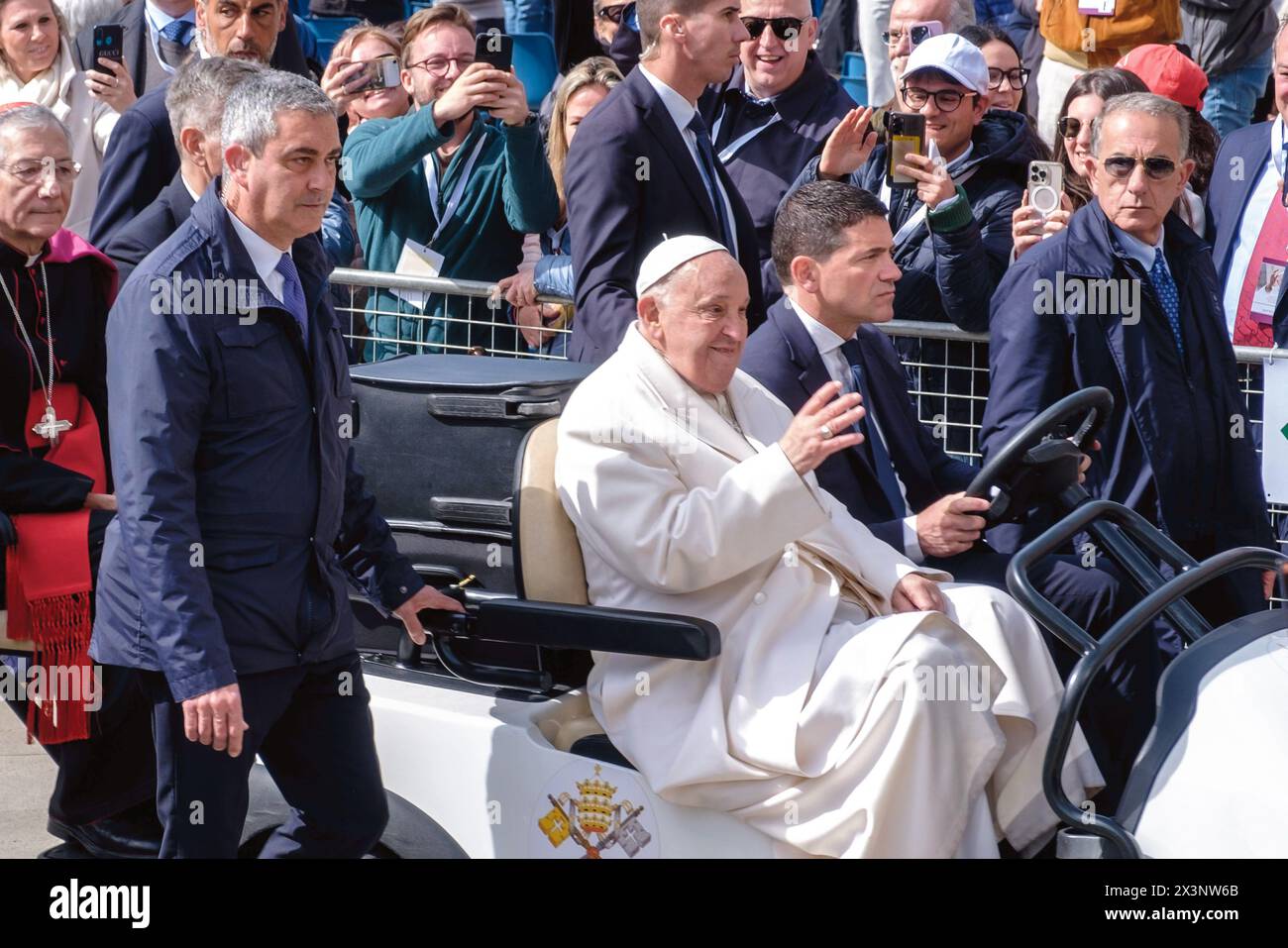 VENEZIA, ITALIA - APRILE 28: Papa Francesco saluta la folla riunita in Piazza San Marco mentre attraversa la piazza su un'auto elettrica il 28 aprile 2024 a Venezia. Dopo aver visitato il Padiglione Vaticano nel carcere femminile della Giudecca, Papa Francesco incontra le fedeli per la domenica Santa messa in Piazza San Marco credito: Zanon Luca/Alamy Live News Foto Stock