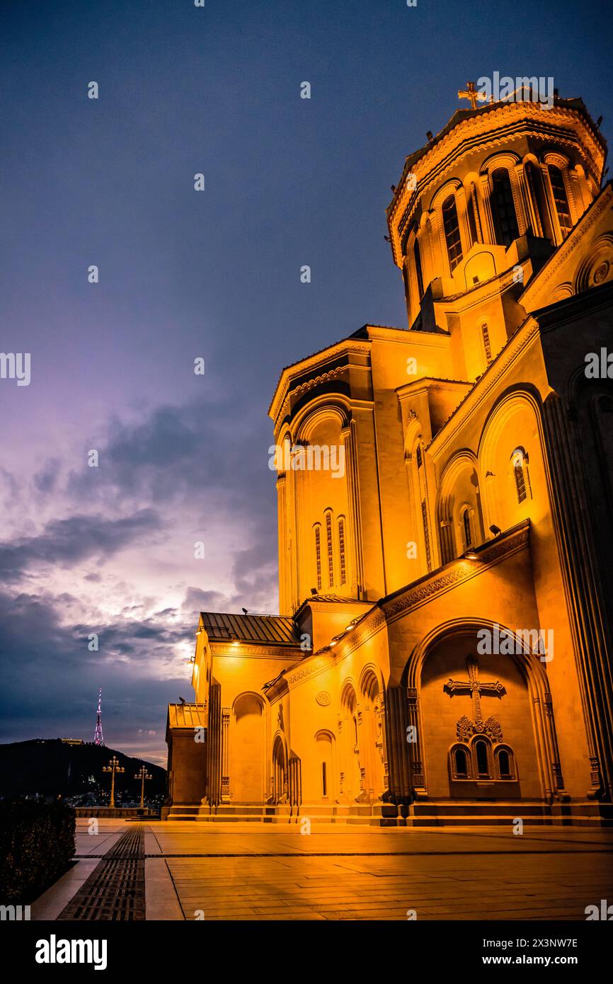 Tramonto e ora dorata sulla cattedrale di Sameba a Tbilisi (Georgia) Foto Stock