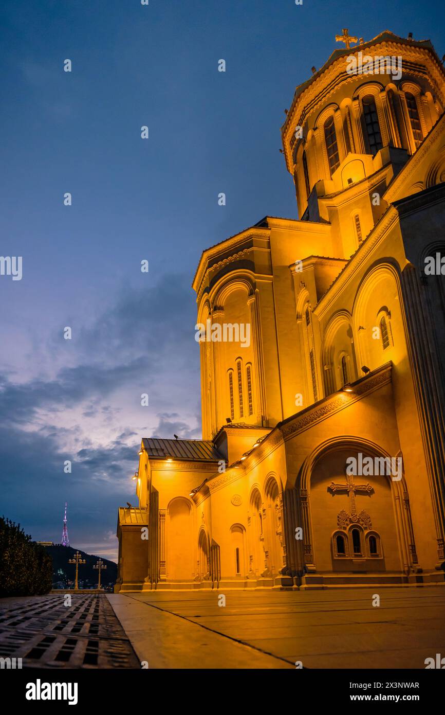 Tramonto e ora dorata sulla cattedrale di Sameba a Tbilisi (Georgia) Foto Stock