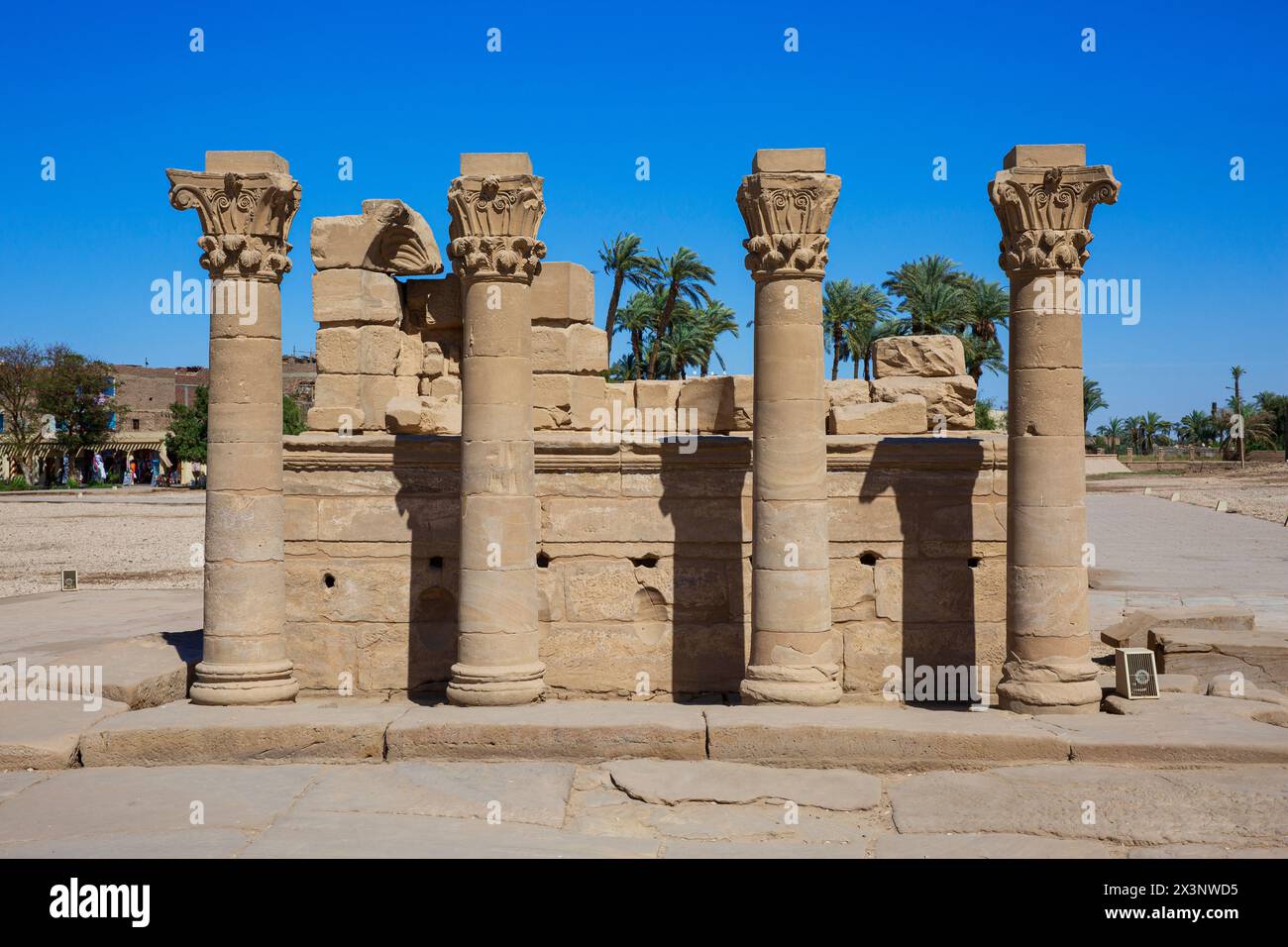 Pozzo Romano all'ingresso principale del complesso del Tempio di Dendera a Qena, in Egitto Foto Stock