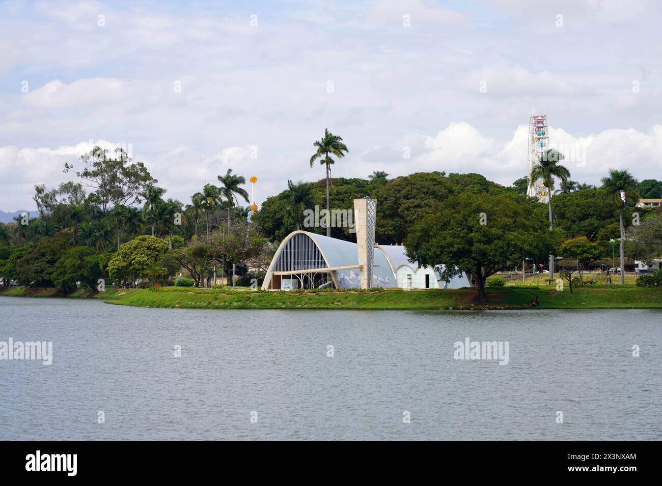 BELO HORIZONTE, BRASILE - 12 APRILE 2024: Lago di Pampulha con la chiesa di San Francesco d'Assisi, patrimonio dell'umanità dell'UNESCO a Belo Horizonte, Brazi Foto Stock