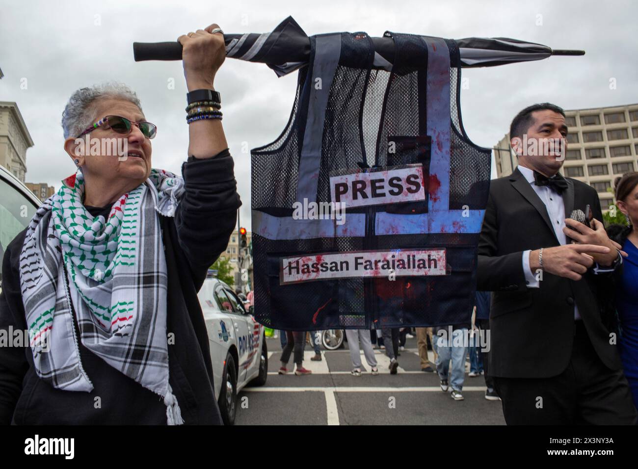 Washington, Stati Uniti. 27 aprile 2024. I manifestanti pro-palestinesi manifestano al di fuori della cena dell'Associazione dei corrispondenti della Casa Bianca al Washington Hilton di Washington DC il 27 aprile 2024. L'evento annuale attira decine di giornalisti, celebrità e legislatori. (Foto di Probal Rashid/Sipa USA) credito: SIPA USA/Alamy Live News Foto Stock