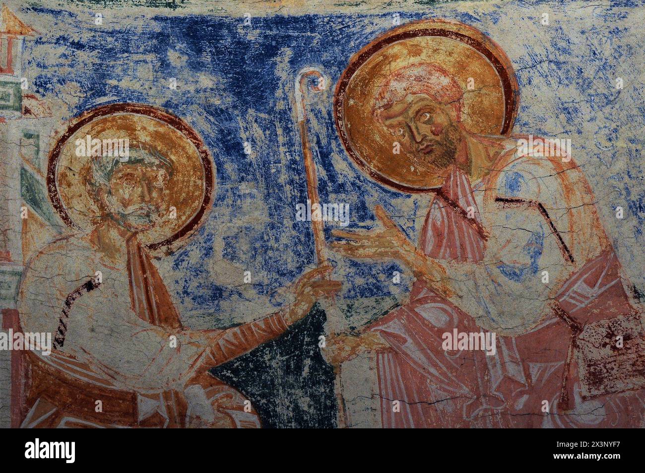 San Pietro (seduto a sinistra) riceve San Marco Evangelista nella scena descritta come «Pietro manda Marco ad Aquileia». Dalla vita di Sant'Ermagora (Sant'Ermagora), un ciclo di affreschi dipinto intorno al 1180 d.C. nella cripta della Basilica di Santa Maria Assunta ad Aquileia, Friuli Venezia Giulia, Italia. Nel i secolo d.C., Ermagora fu scelta da San Marco per guidare i cristiani di Aquileia e fu consacrata come primo vescovo della città da San Pietro. Foto Stock