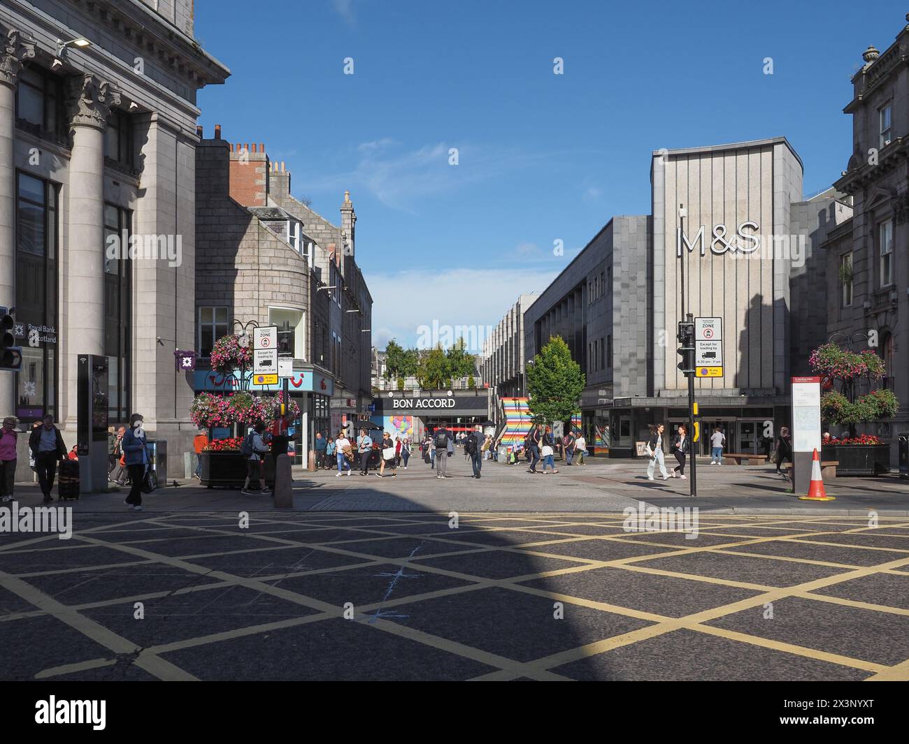 ABERDEEN, Regno Unito - 14 SETTEMBRE 2023: Persone in St Nicholas Street nel centro della città Foto Stock