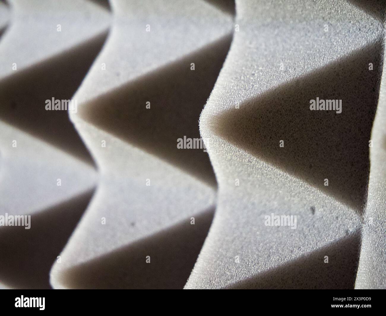 Dettagli schiuma acustica. Pannelli in schiuma grigia con design a piramide per il controllo del suono. Foto Stock