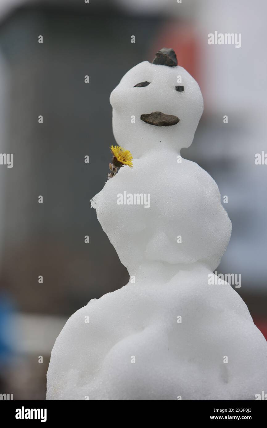 Schierke, Germania. 28 aprile 2024. Un pupazzo di neve sta su un tavolo sul Brocken. Nonostante le temperature miti, c'è ancora un po' di neve sul Brocken. Le temperature rimarranno miti nei prossimi giorni. Crediti: Matthias Bein/dpa/Alamy Live News Foto Stock
