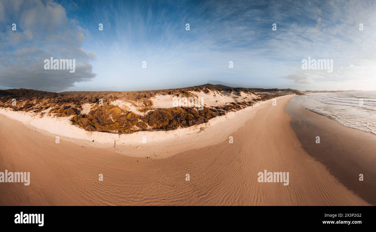 Vista aerea del drone sulla spiaggia di un miglio durante l'alba al tramonto con dune di sabbia. Forster, grandi Laghi, Australia Foto Stock