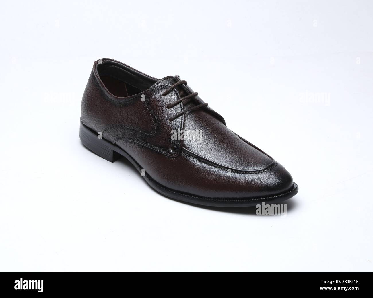 le feste di colore marrone scuro indossano scarpe formali isolate su sfondo bianco Foto Stock