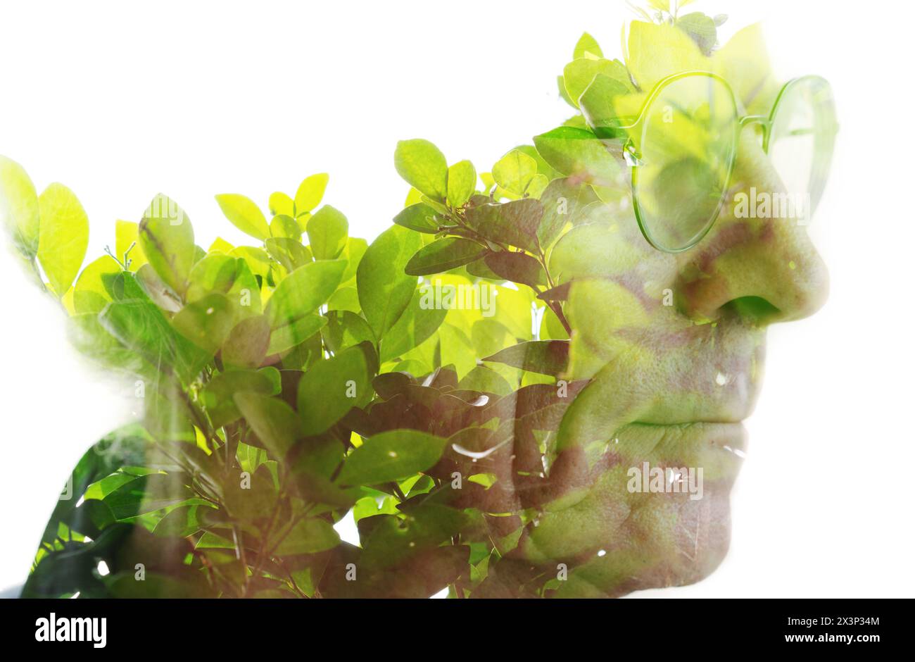 Un nuovo profilo a doppia esposizione di un uomo con occhiali che scompaiono in cima Foto Stock