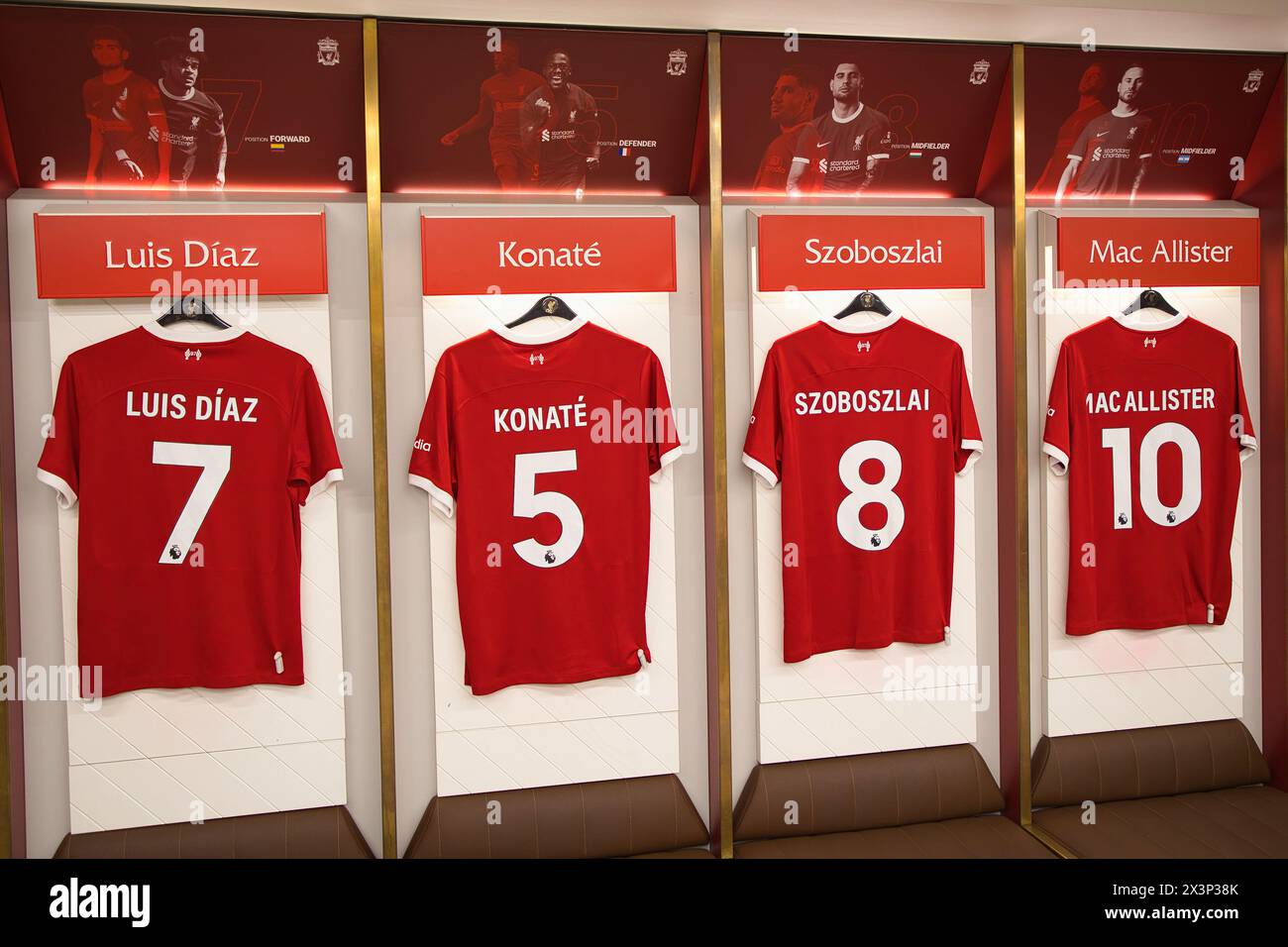 Inghilterra, Liverpool - 29 dicembre 2023: Maglie del Liverpool FC per Luis Diaz, Ibrahima Konate, Dominik Szoboszlai e Alexis Mac Allister. Foto Stock