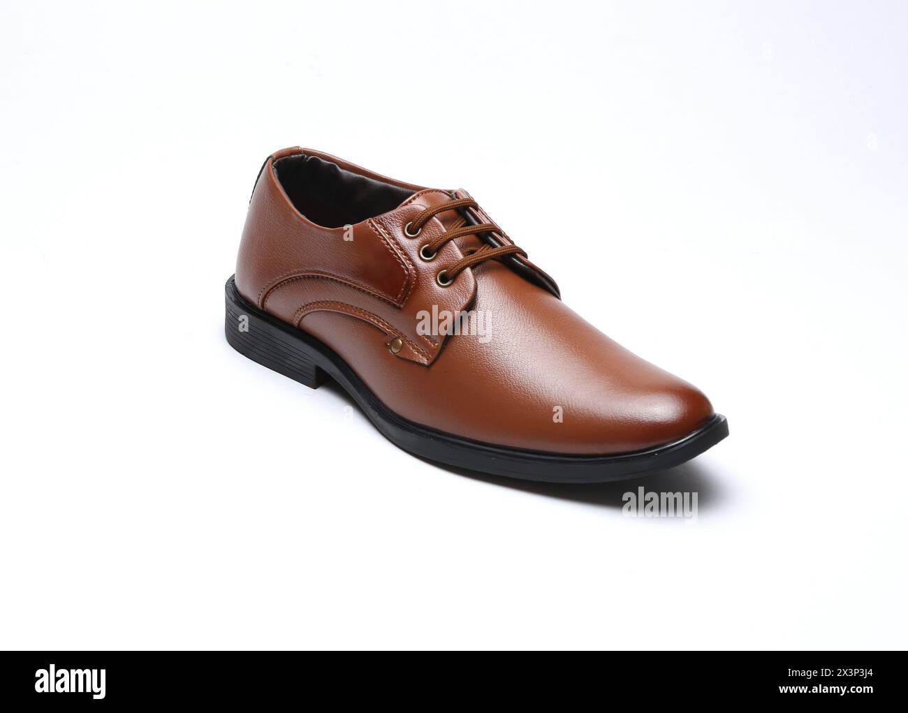 scarpe formali in pelle tan isolate su sfondo bianco Foto Stock