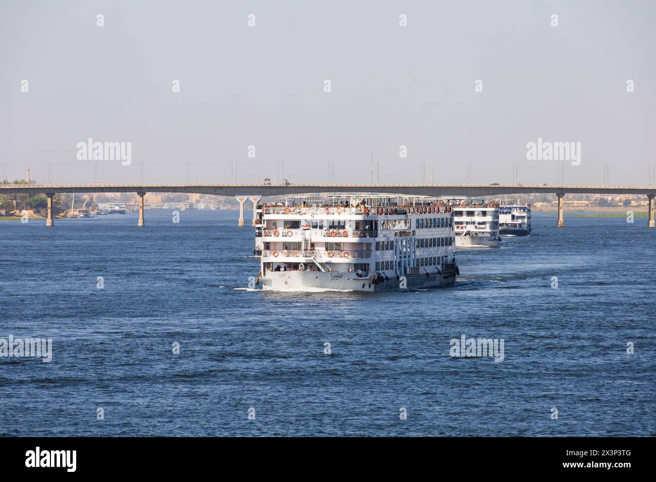 Le navi da crociera turistiche sul Nilo passano sotto il Ponte di Luxor, il Ponte di Luxor sul Nilo, Luxor, Egitto Foto Stock