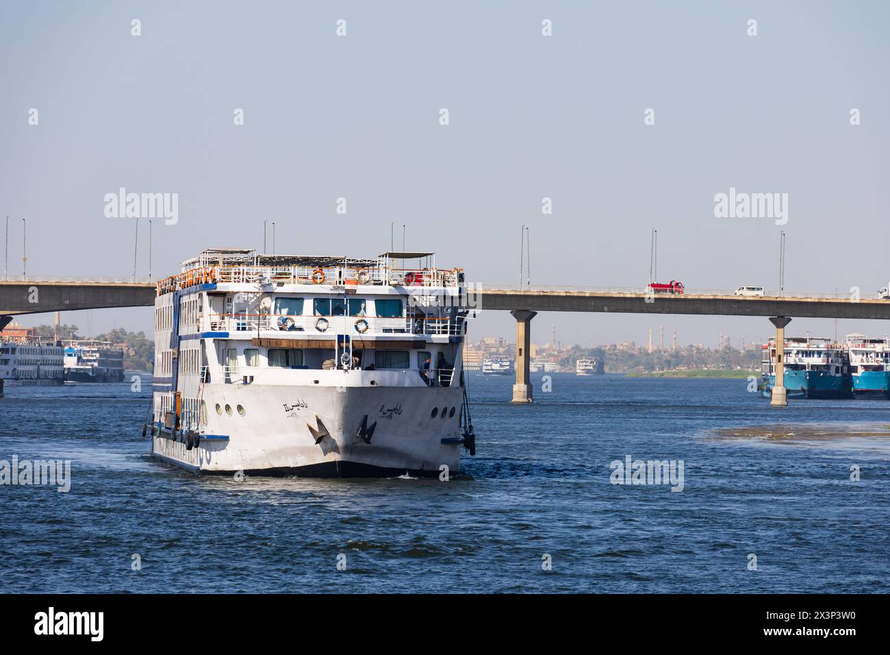 Le navi da crociera turistiche sul Nilo passano sotto il Ponte di Luxor, il Ponte di Luxor sul Nilo, Luxor, Egitto Foto Stock