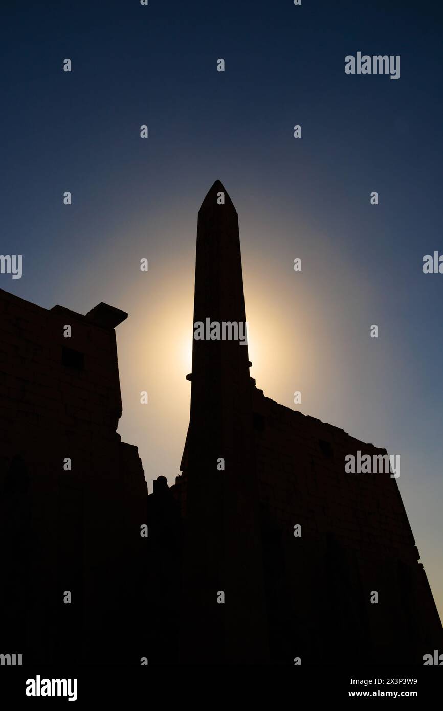 Obelisco di Ramsete II, Tempio di Luxor, Luxor, Egitto Foto Stock