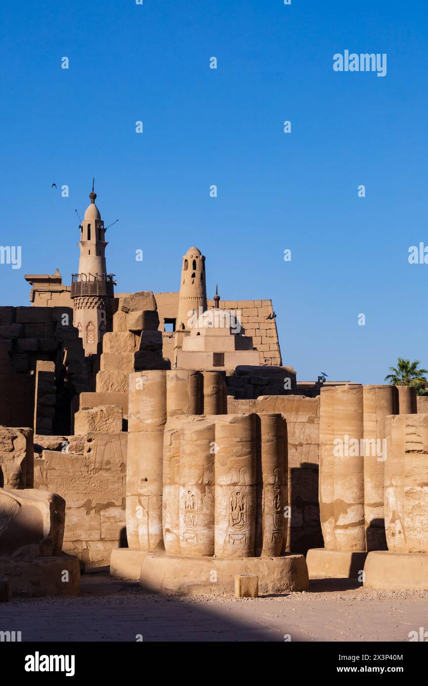 La moschea di Abu Haggag, costruita sulle rovine del Tempio di Luxor, Luxor, Egitto Foto Stock