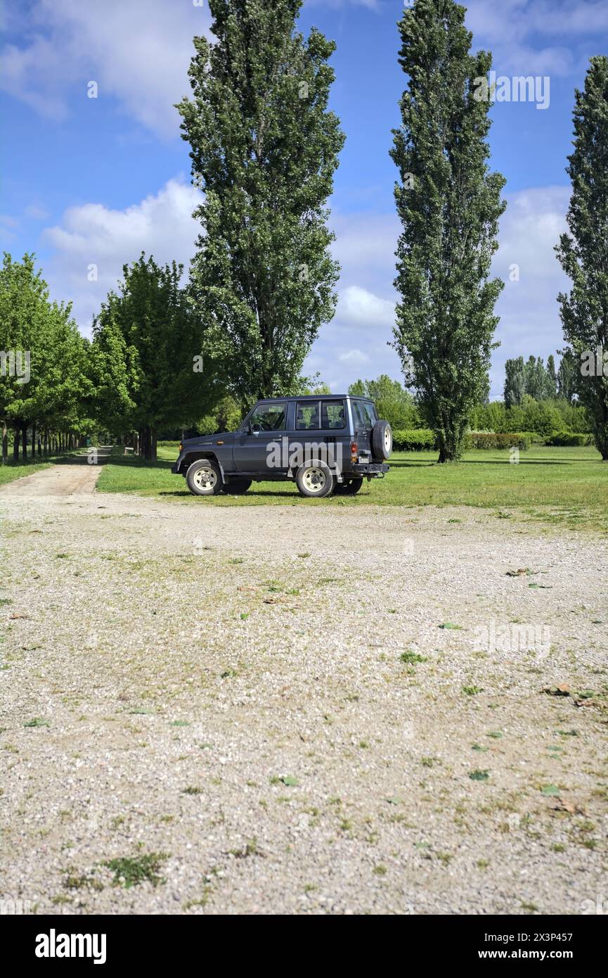 Mantova, Italia - aprile 2024 - Toyota Land Cruiser parcheggiata su una piazza di ghiaia in un parco Foto Stock