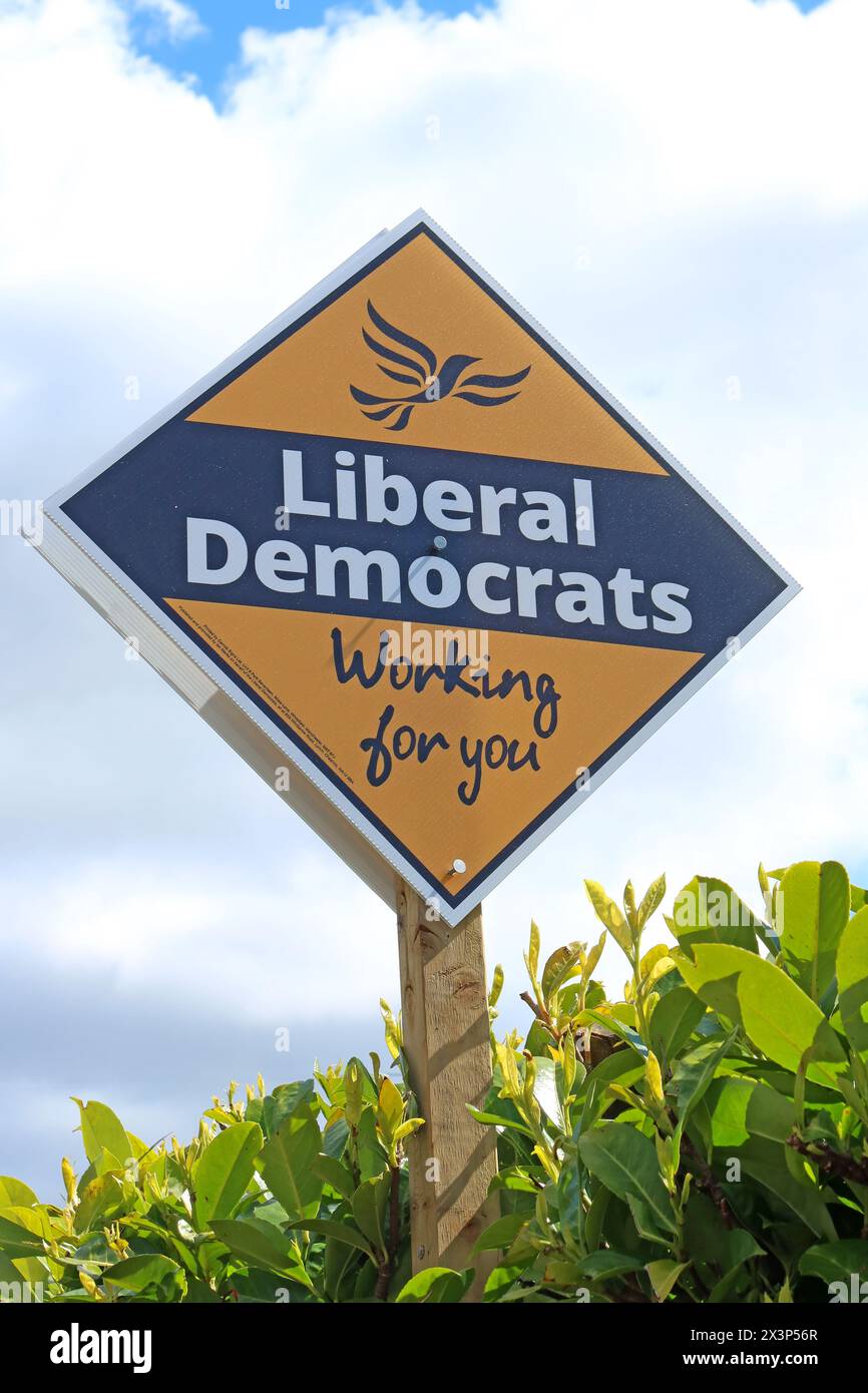 LibDems, Liberal Democrat firma per il consiglio locale e le elezioni generali, lavorando per voi slogan, Cheshire, Inghilterra, Regno Unito, WA4 Foto Stock