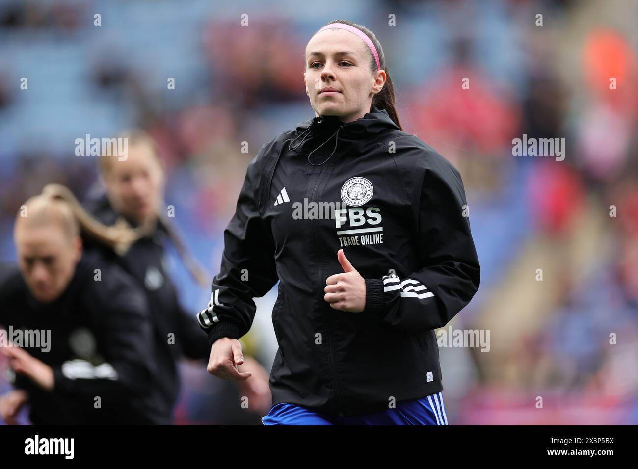 King Power Stadium, Leicester, domenica 28 aprile 2024. Leicester, Regno Unito. 28 aprile 2024. Sam Tierney del Leicester City Women si scalda in vista della WomenÕs partita di Super League dei Barclays tra Leicester City e Manchester United al King Power Stadium di Leicester domenica 28 aprile 2024. (Crediti: James Holyoak / Alamy Live News) Foto Stock