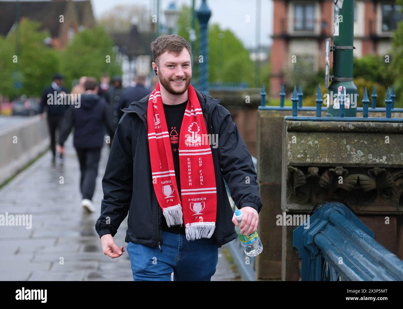 The City Ground, Nottingham, Regno Unito. 28 aprile 2024. Premier League Football, Nottingham Forest contro Manchester City; tifosi del Forest che cammina sul ponte Trent prima del calcio d'inizio credito: Action Plus Sports/Alamy Live News Foto Stock