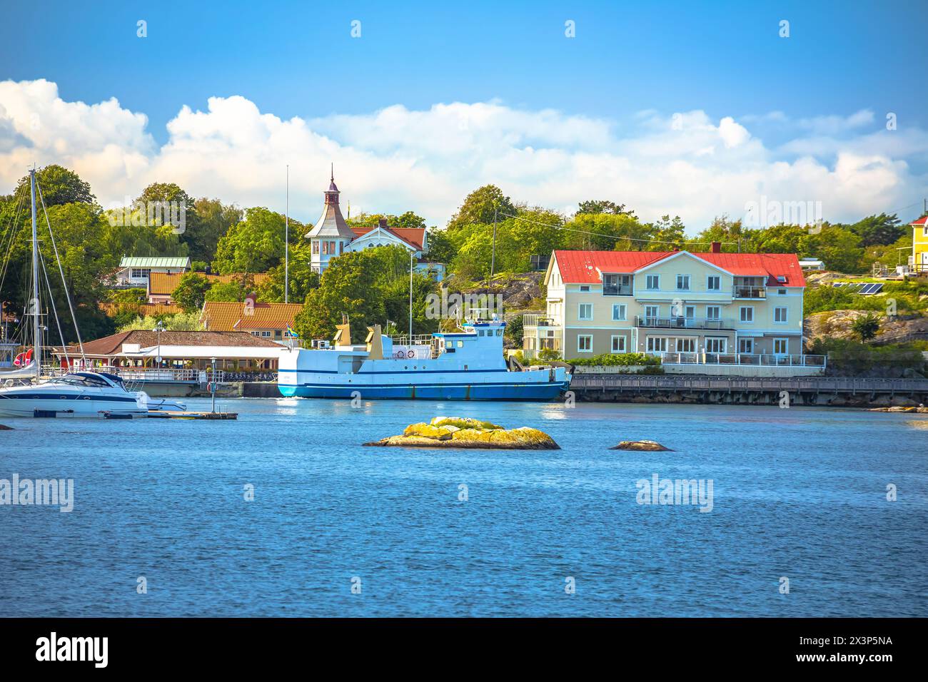 Villaggio BRATTEN sull'isola Styrso nell'arcipelago di Gothenburg, vista panoramica sul lungomare, municipalità di Goteborg, contea di Vastra Gotaland, Svezia Foto Stock