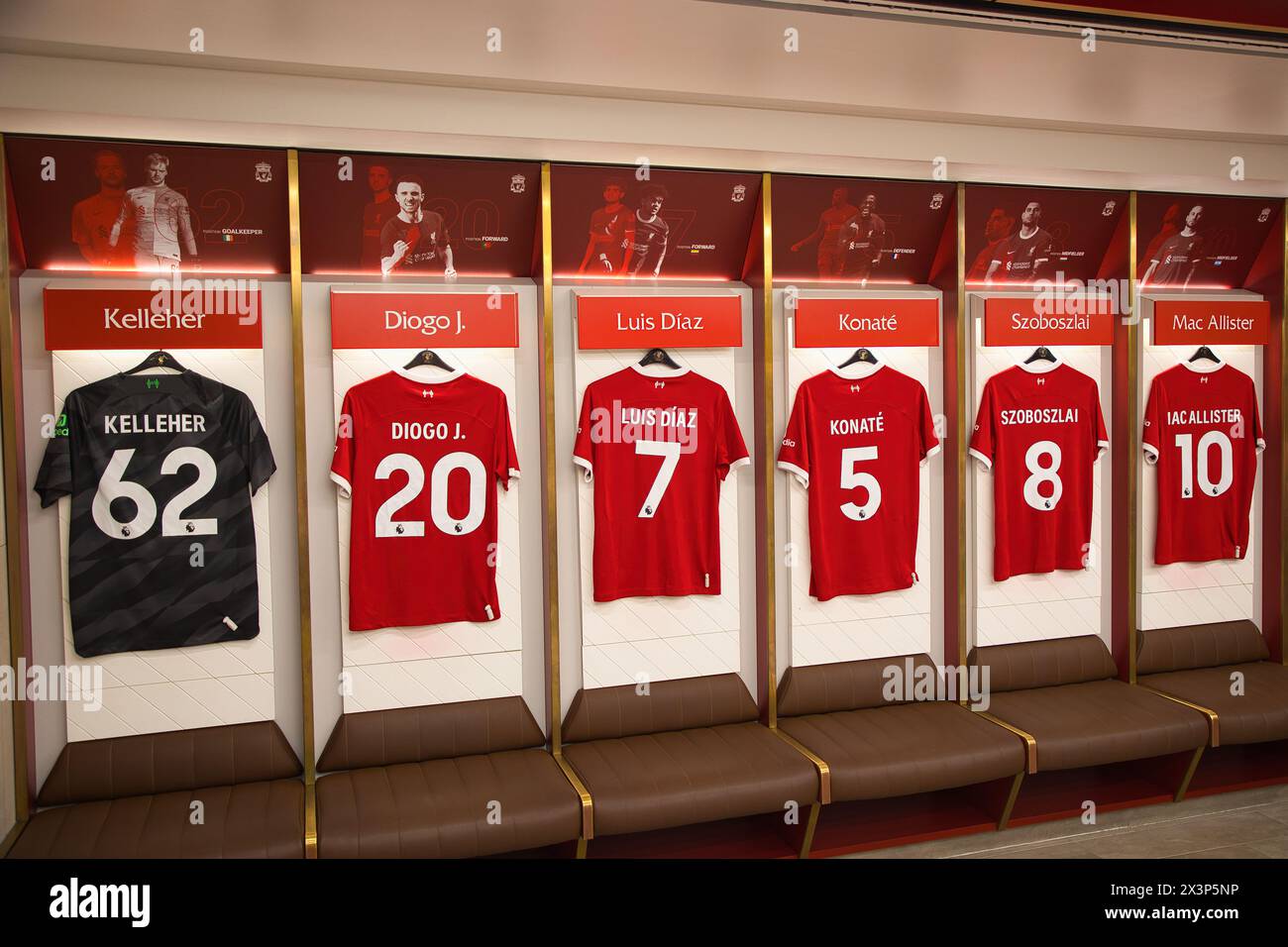 Inghilterra, Liverpool - 29 dicembre 2023: Maglie del Liverpool FC per Kelleher, Jota, Diaz, Konate, Szoboszlai e Mac Allister. Foto Stock