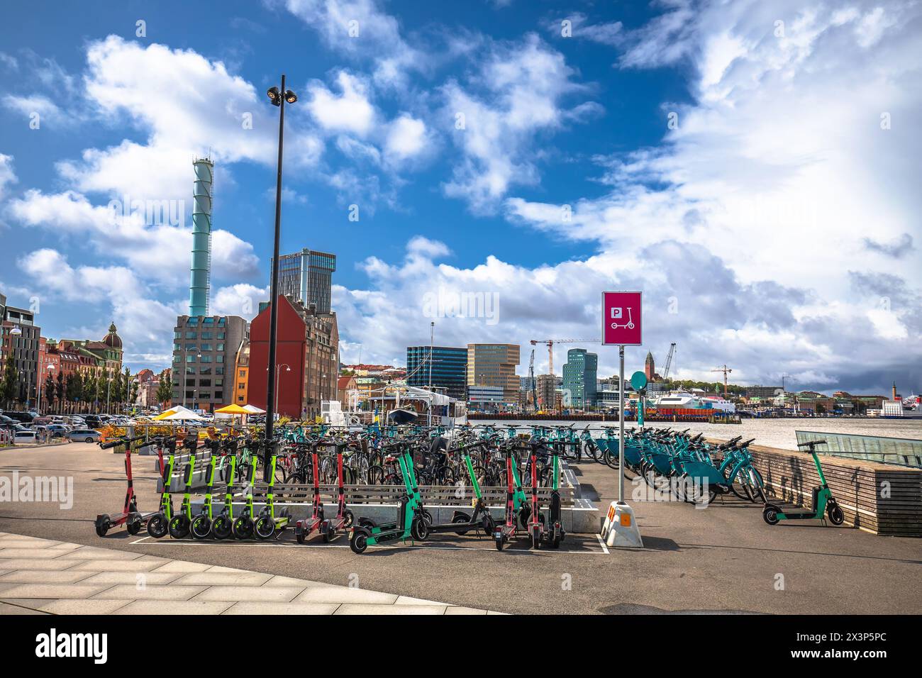 Scooter elettrici e hub per biciclette nella vista del porto di Gothenburg, trasporto verde in Svezia Foto Stock